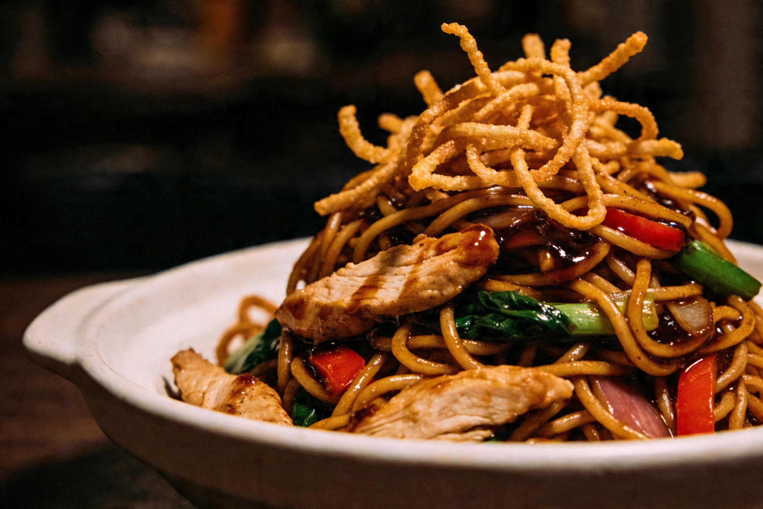 chow-mein-close-up-noodles-chicken